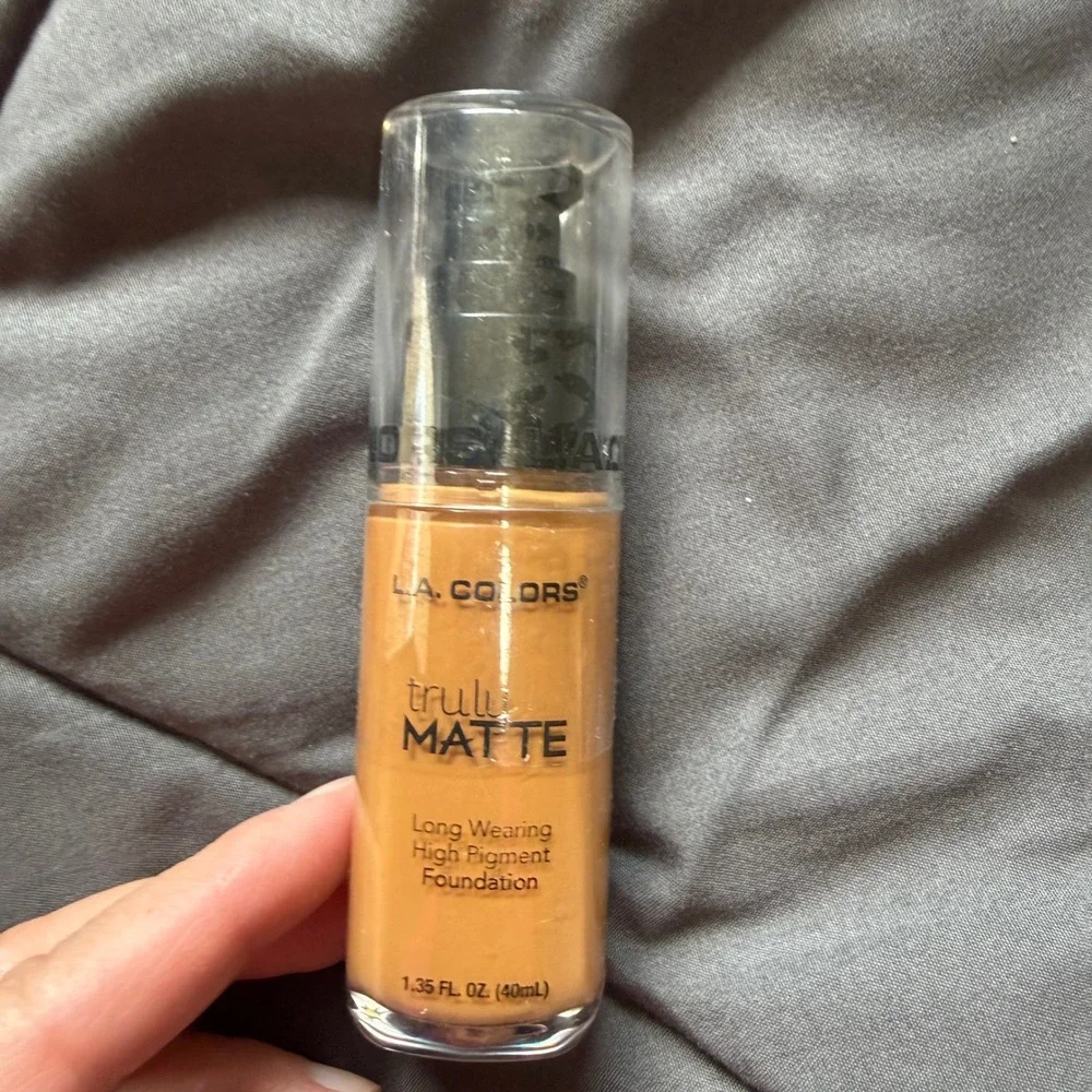 L.A. COLORS Foundation Women 1.35oz Warm Caramel New Truly Matte  Full Cover